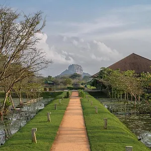 https://water-garden-sigiriya.kandyhotelsnow.com